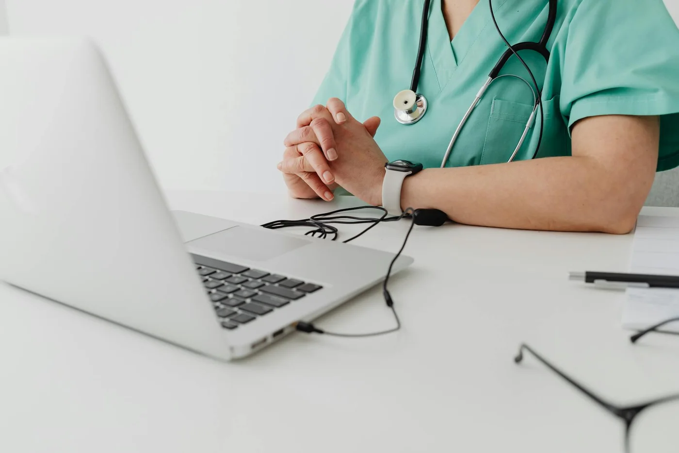 Cómo las clínicas en Tunja pueden usar APIs para generar leads con email automatizado