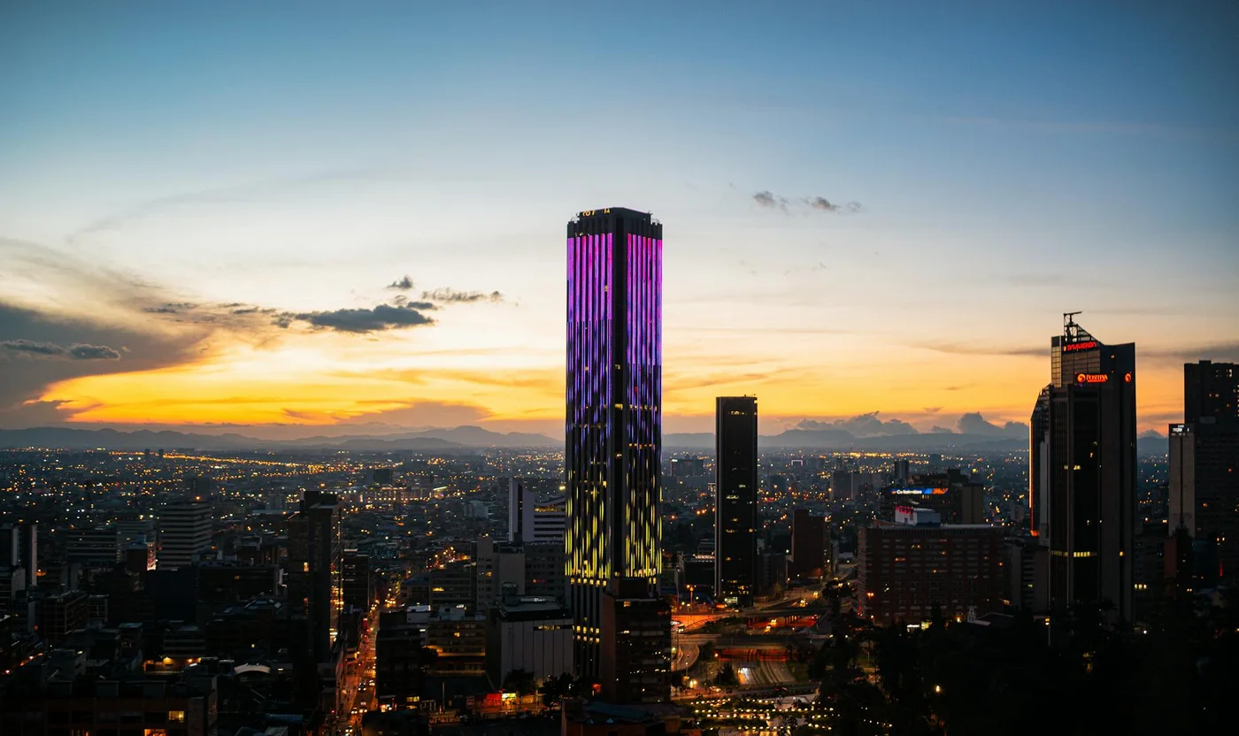 Cómo Constructoras en Colombia Pueden Usar API para Ahorro de Costos en Facebook: Estrategias Avanzadas