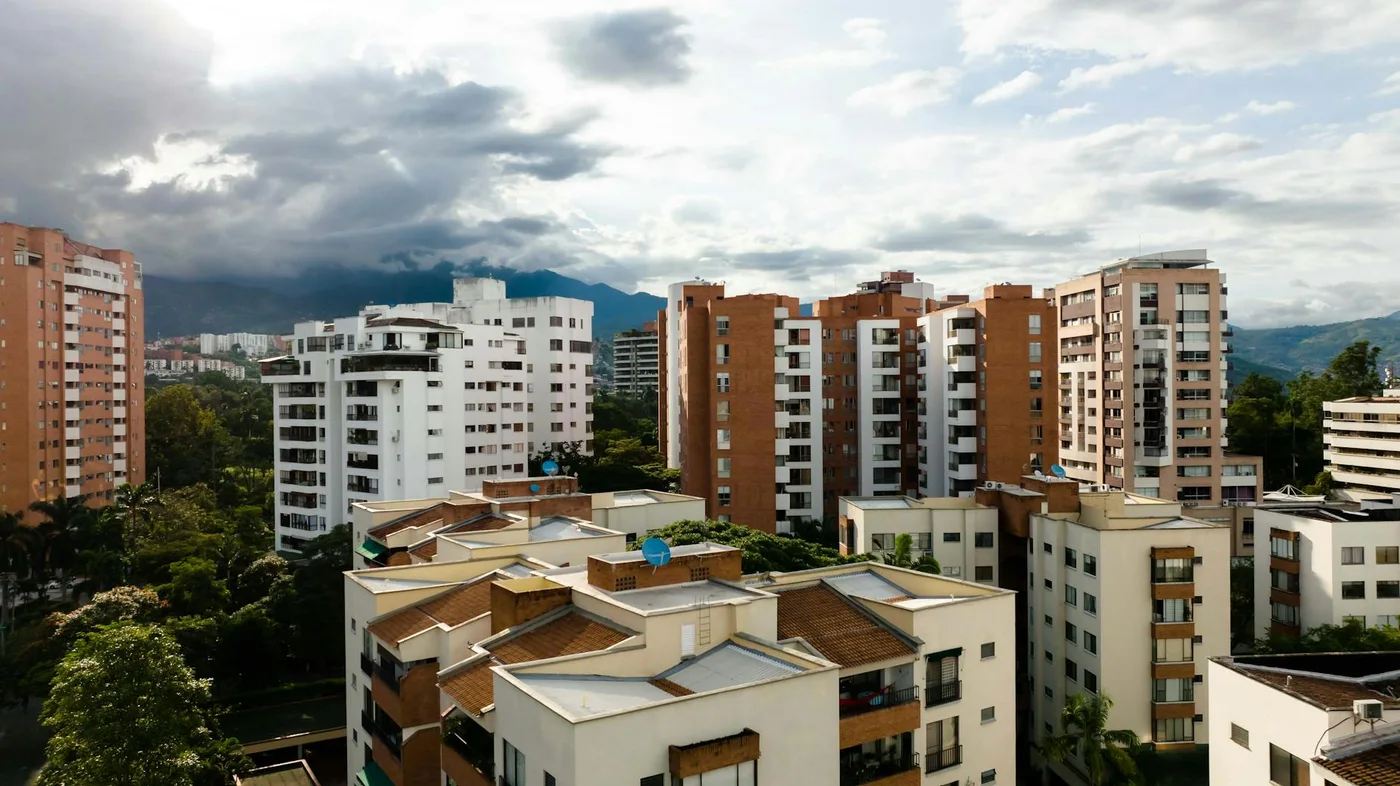 Cómo inmobiliarias en Colombia pueden usar Cloudflare Workers para retención en WhatsApp